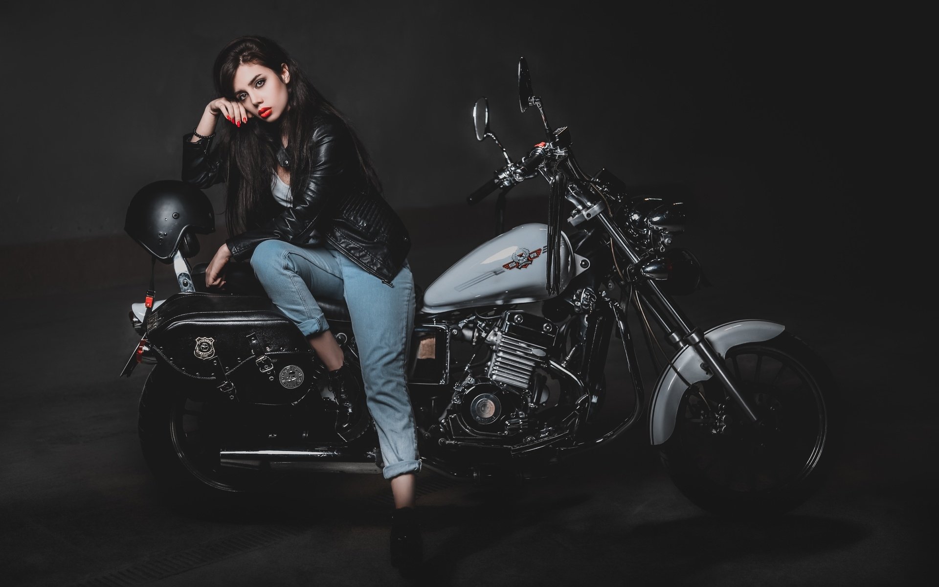 Biker girls: style and drive brings the glow — live moments in Tashkent