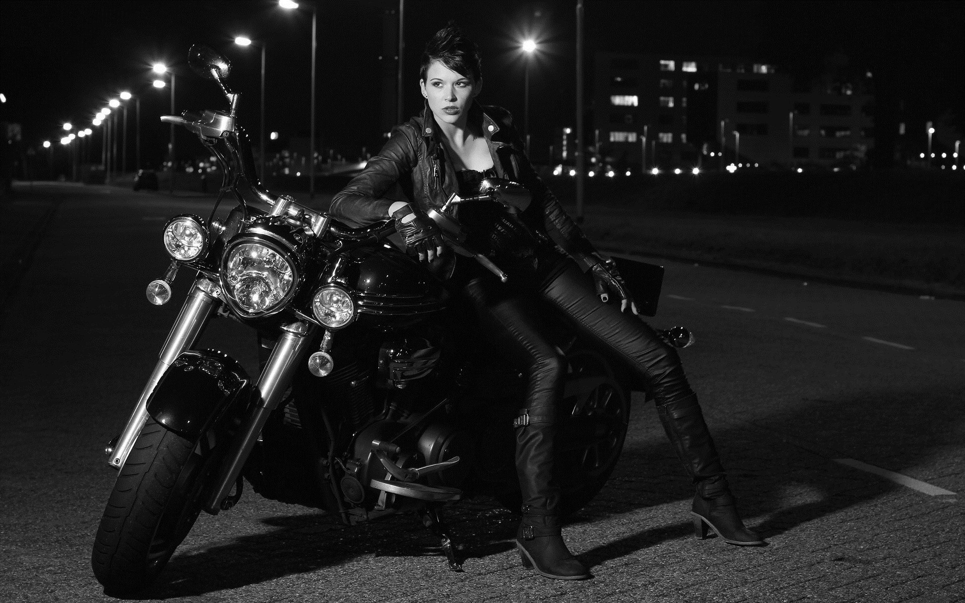 Photo Beautiful girls and motorcycles in Tashkent