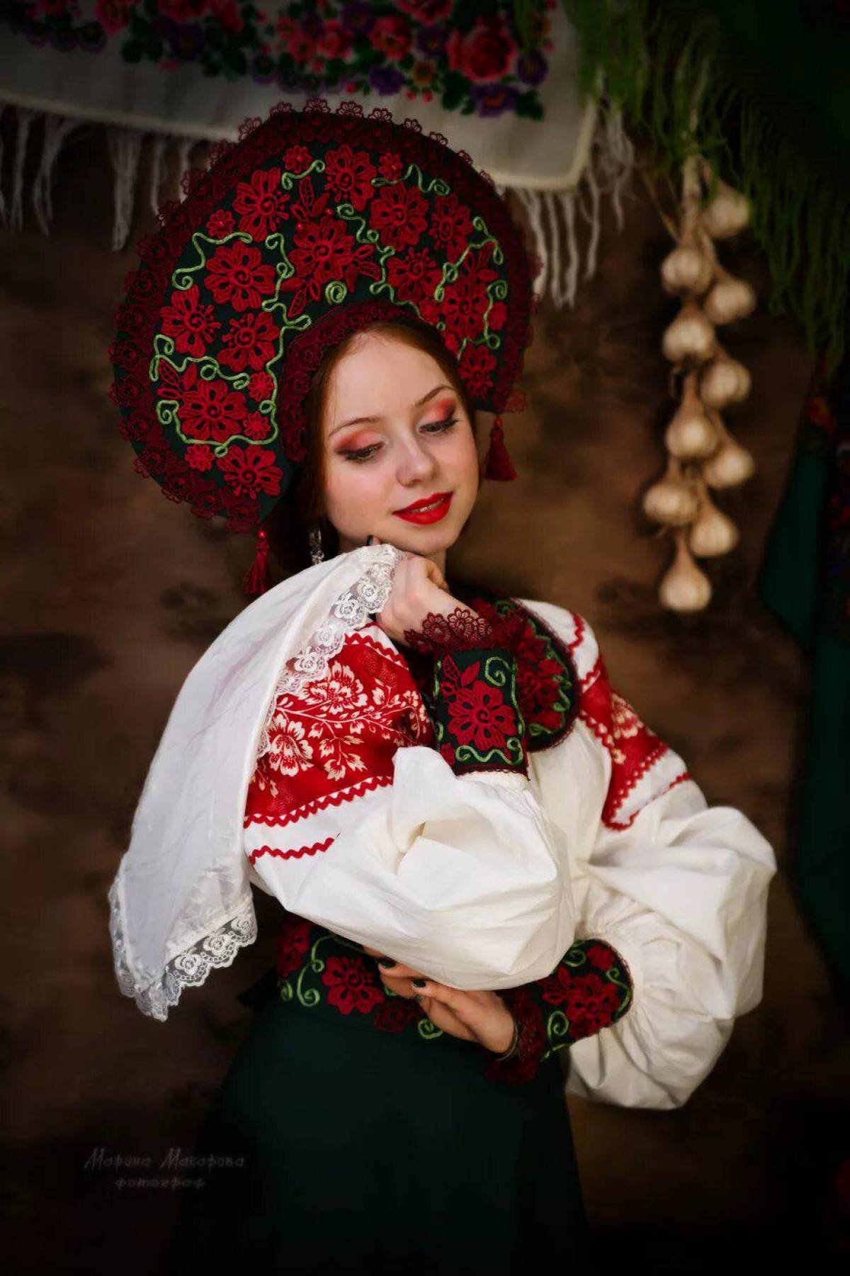 Take a pause and enjoy Women in Slavic costumes — streaming from Tashkent