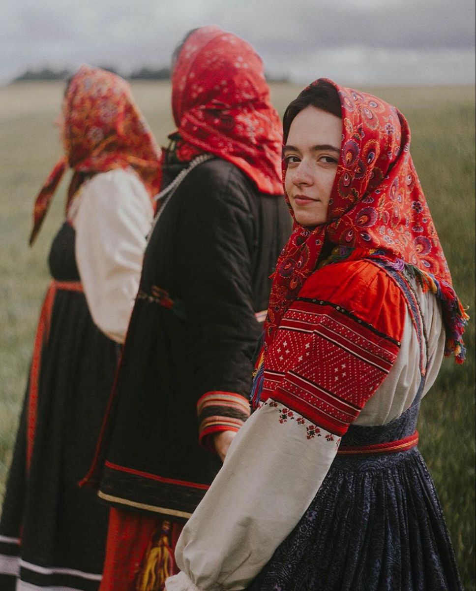 Women in Slavic costumes’s look of the day — catch her live in Tashkent