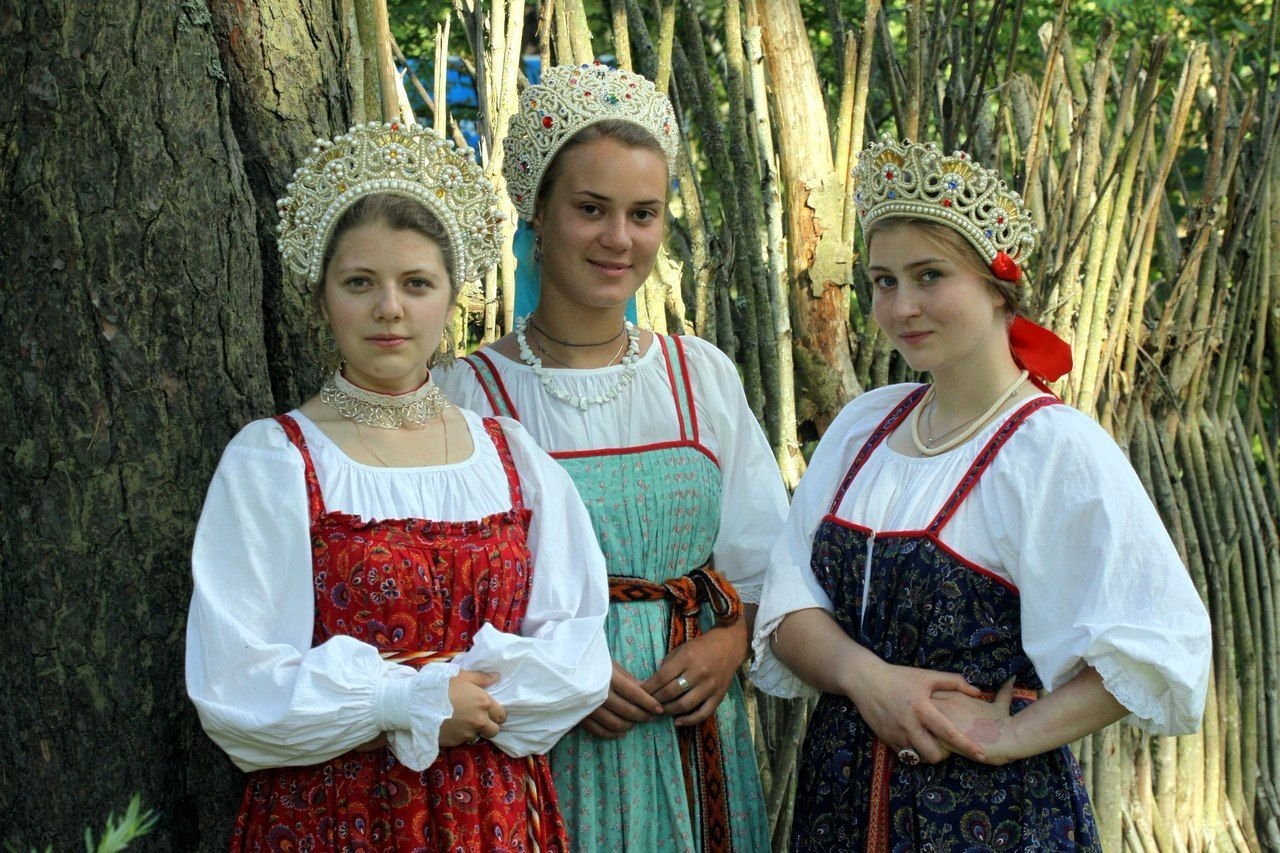 Sexy model Girls in Slavic costumes in Tashkent